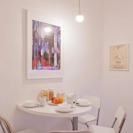Center With Fireplace Apartment
